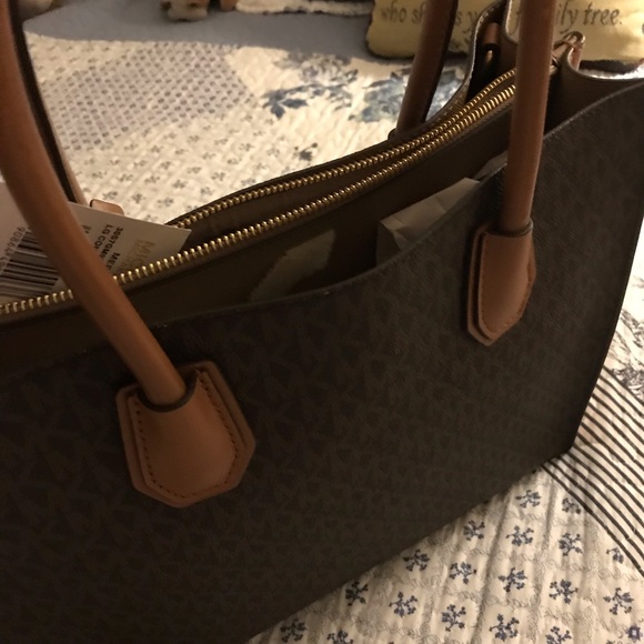 Michael Kors Large Mercer Tote - Picture 4 of 5